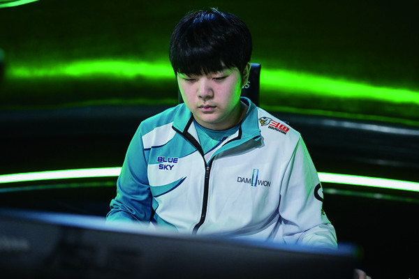 开云平台-EDG碾压100T，ShowMaker线上压制力十足宿敌对决全球总决赛，锁定晋级资格的简单介绍